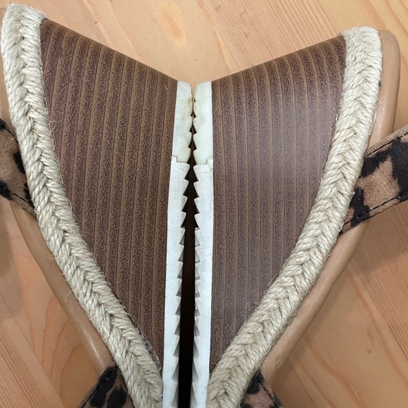 Kelly & Katie Cheetah Wedge Ankle
Strap Heel Size 8 - Picture 6 of 16